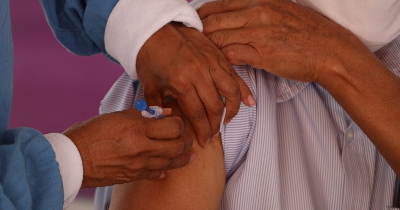 Alistan vacunación contra COVID-19 a adultos mayores de zona poniente