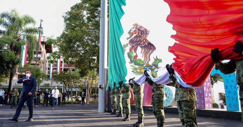 Encabeza Cuauhtémoc Blanco izamiento de bandera por el CCXI Aniversario de la Independencia de México