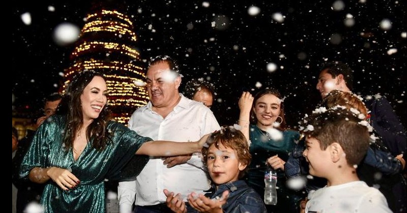Encienden Cuauhtémoc Blanco y familia “Luces de Esperanza” en Plaza de Armas de Cuernavaca