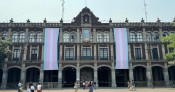 Se colocan en Palacio de Gobierno banderas alusivas al Día Internacional de la Visibilidad Trans
