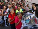 Entrega Natália Rezende kits de donativos de ropa