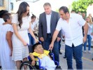 Apoya Natalia Rezende a joven con entrega de una silla de ruedas